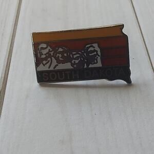 Mt Rushmore South Dakota Shaped State Pin for Hat, Lapel, Jacket or Backpack